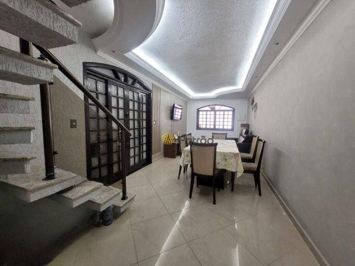 Sobrado à venda com 3 quartos, 225m² - Foto 1