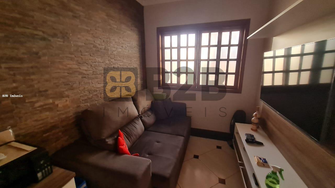 Casa à venda com 3 quartos, 210m² - Foto 1