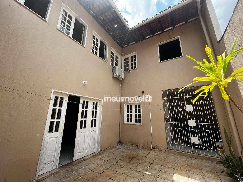 Casa à venda com 5 quartos, 230m² - Foto 2