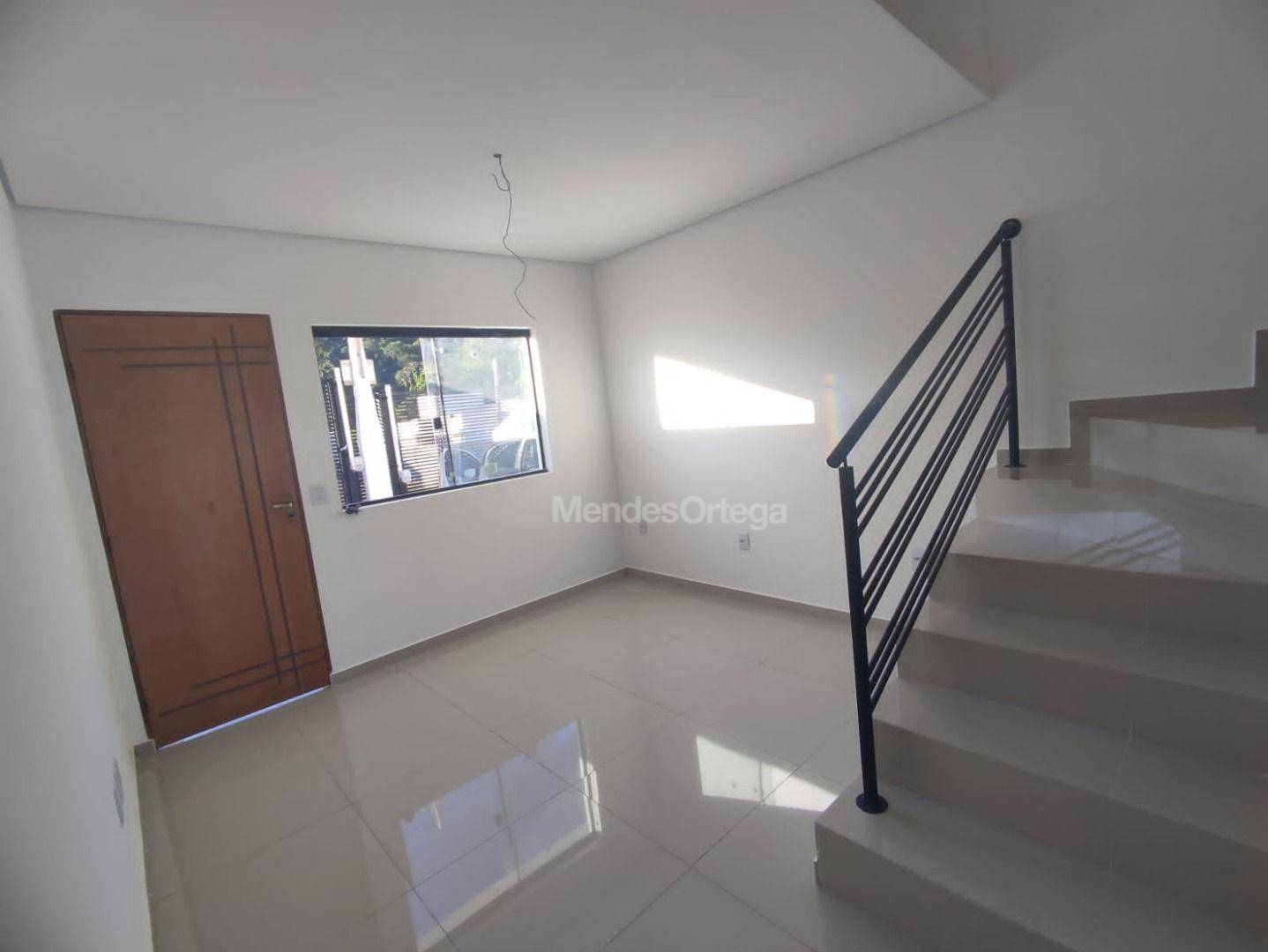 Casa à venda com 2 quartos, 80m² - Foto 2