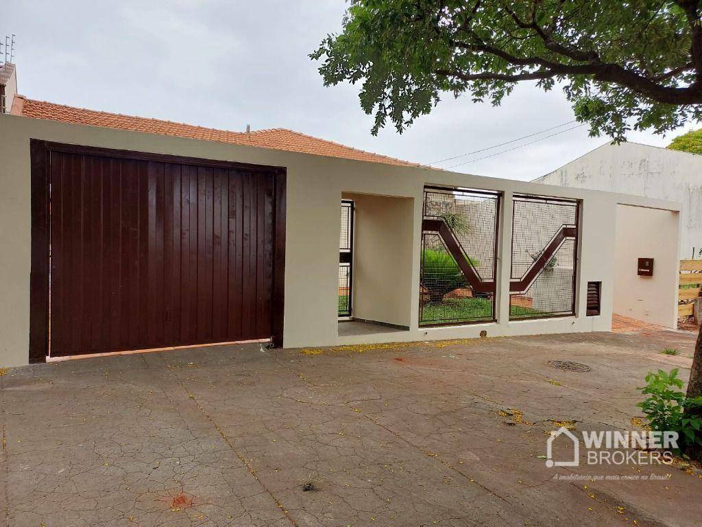 Casa à venda com 3 quartos, 225m² - Foto 1