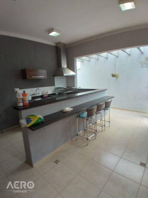 Casa à venda e aluguel com 3 quartos, 230m² - Foto 10