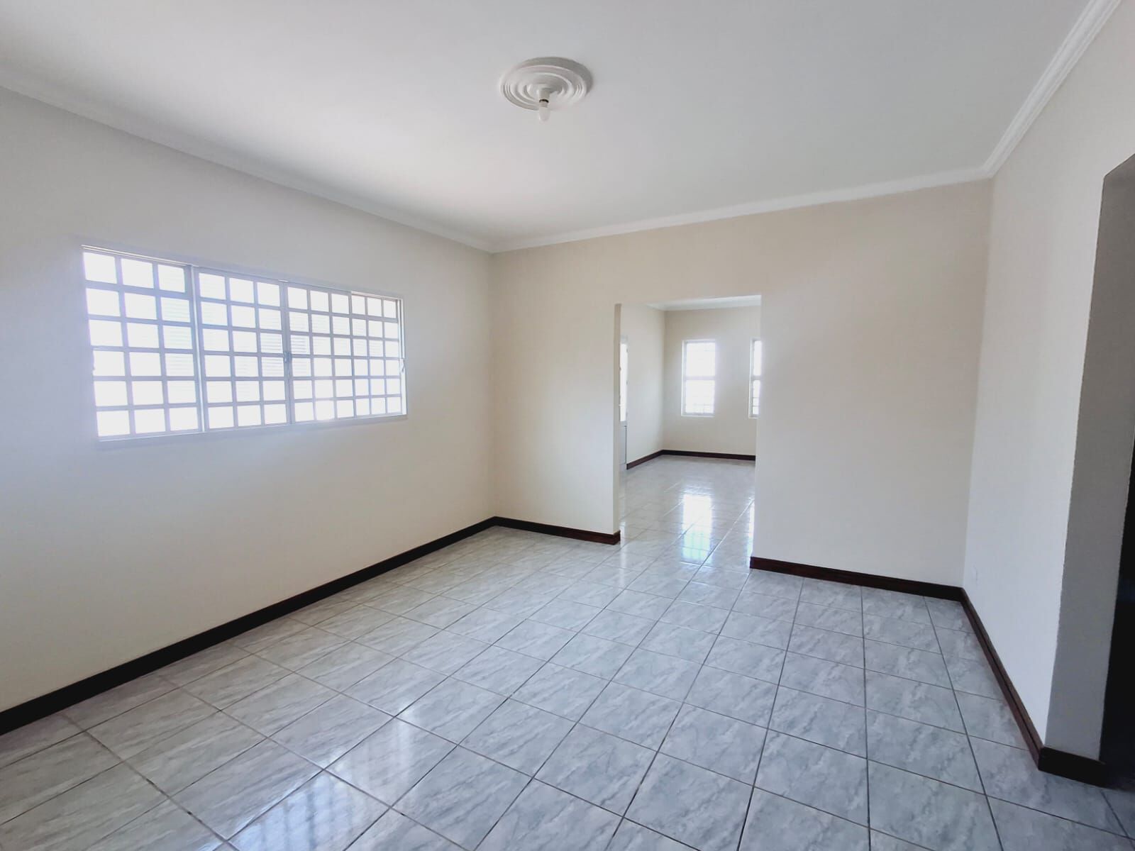 Casa para alugar com 3 quartos, 225m² - Foto 2