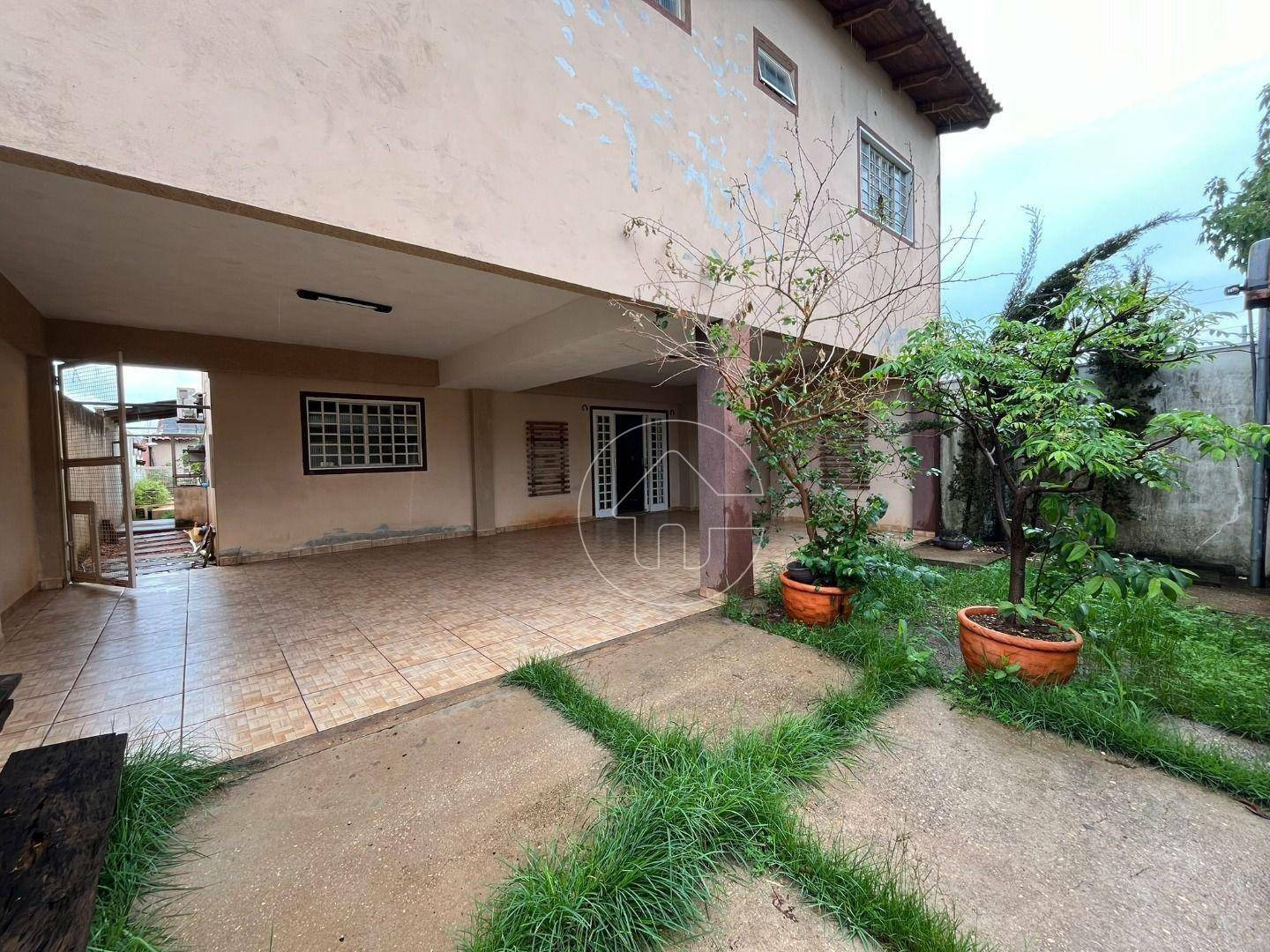 Casa à venda e aluguel com 3 quartos, 245m² - Foto 2