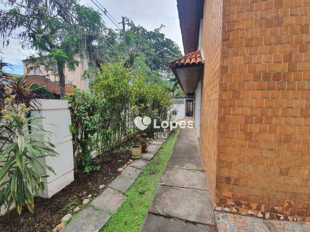 Casa à venda com 4 quartos, 250m² - Foto 2