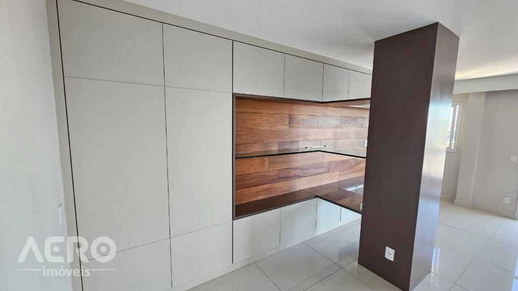 Apartamento para alugar com 3 quartos, 180m² - Foto 2