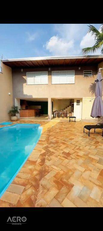Casa à venda com 3 quartos, 270m² - Foto 1