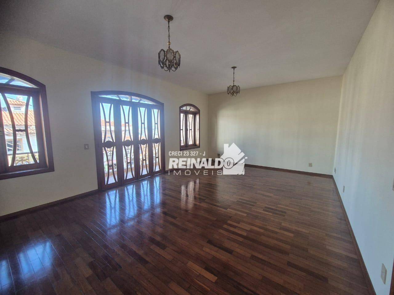 Casa à venda e aluguel com 3 quartos, 250m² - Foto 2