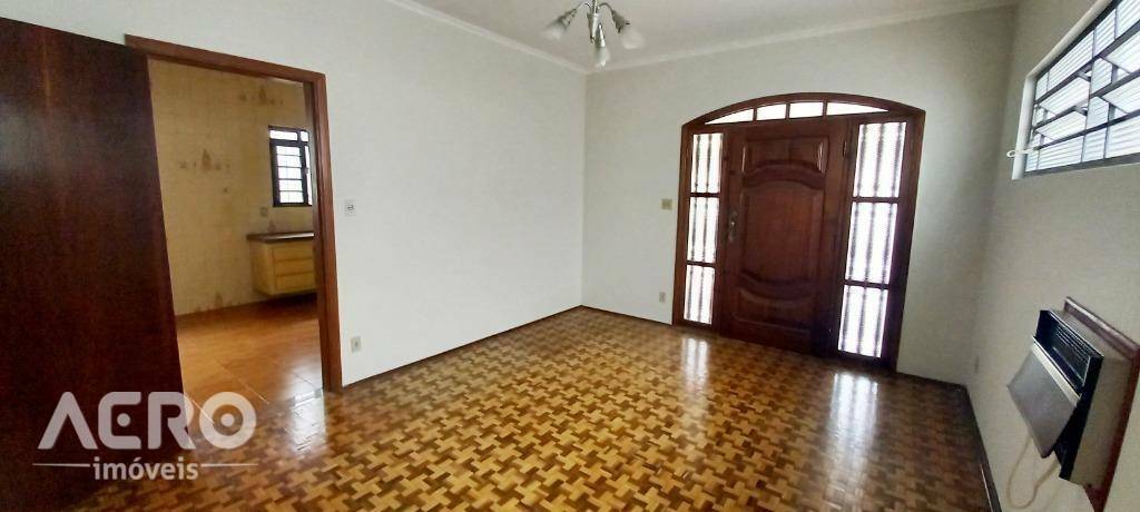 Casa para alugar com 3 quartos, 148m² - Foto 1