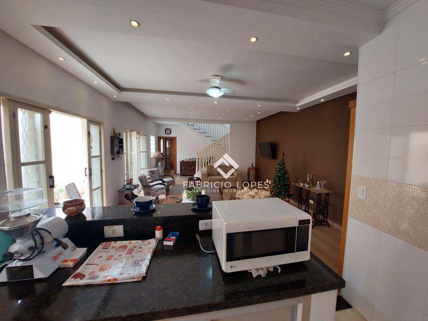 Casa à venda com 3 quartos, 206m² - Foto 1