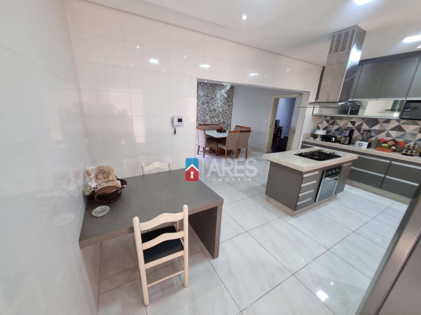 Casa à venda com 3 quartos, 209m² - Foto 8