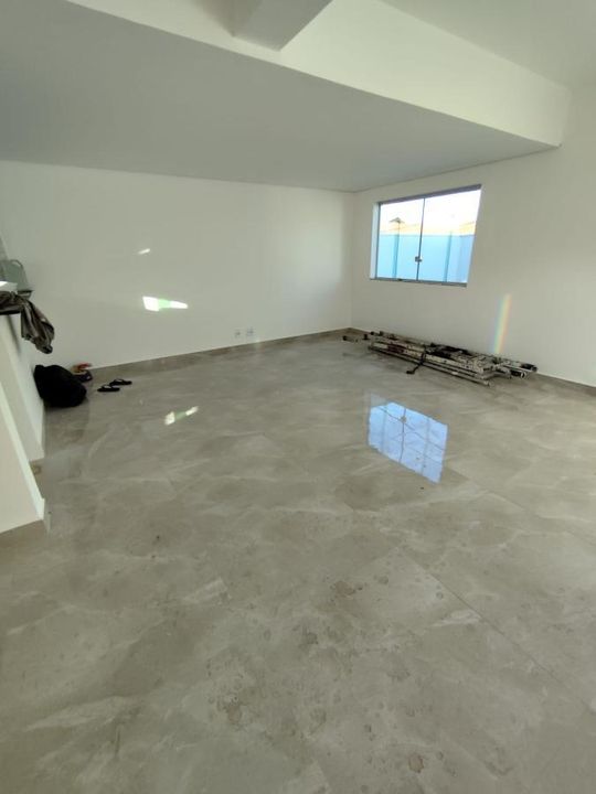 Casa à venda com 3 quartos, 110m² - Foto 1