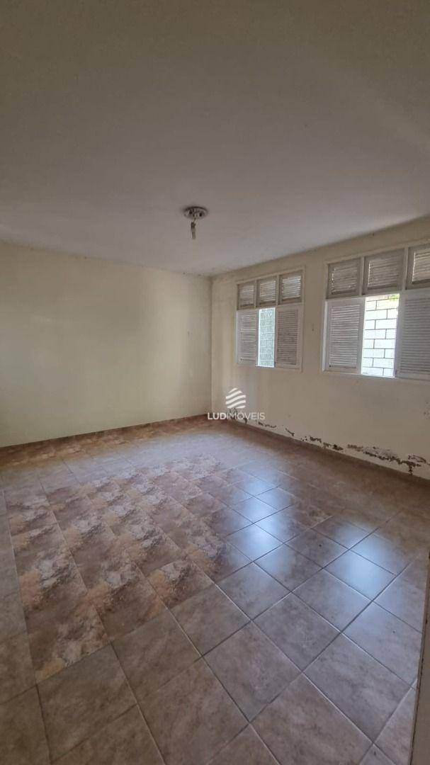 Casa à venda com 4 quartos, 244m² - Foto 2