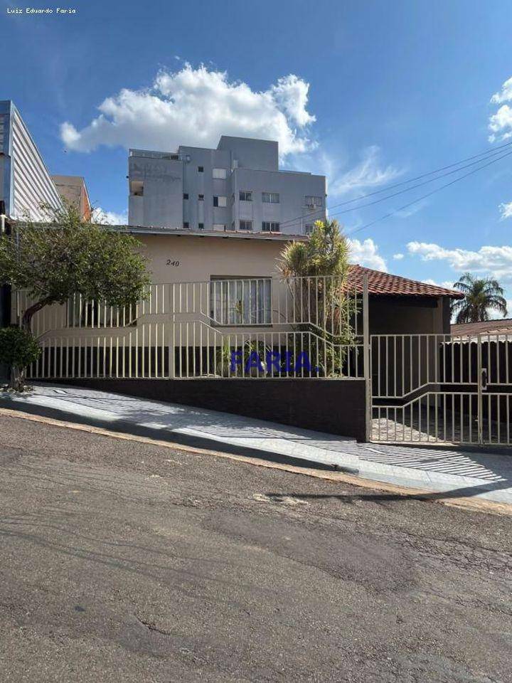 Casa à venda com 3 quartos, 100m² - Foto 1