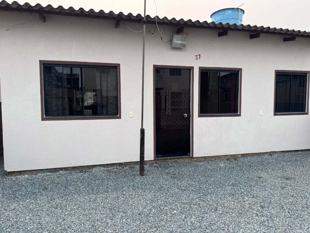 Casa à venda com 3 quartos, 61m² - Foto 1