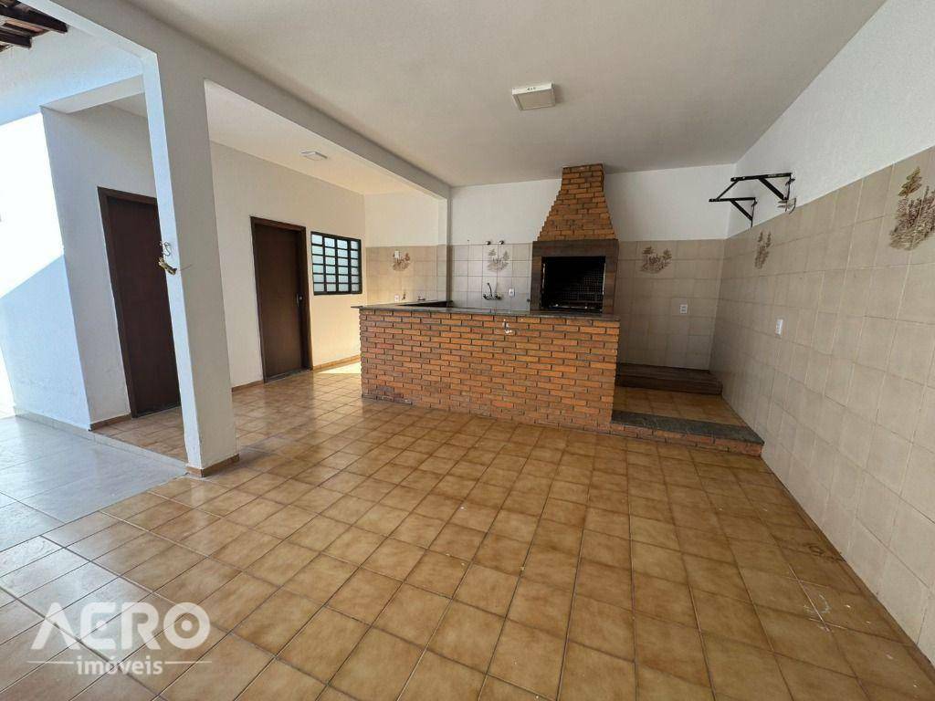 Casa para alugar com 2 quartos, 200m² - Foto 12