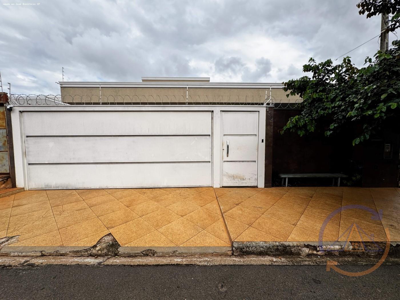 Casa à venda com 3 quartos, 259m² - Foto 1