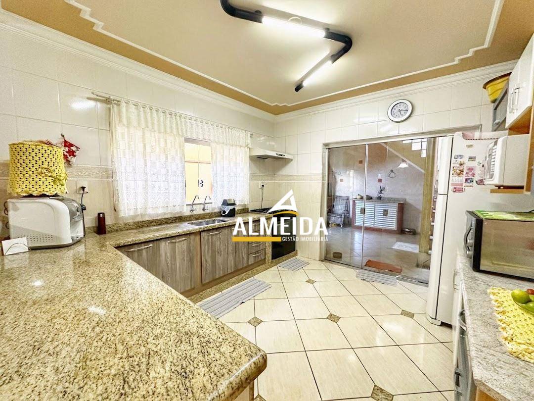 Casa, 3 quartos, 250 m² - Foto 3