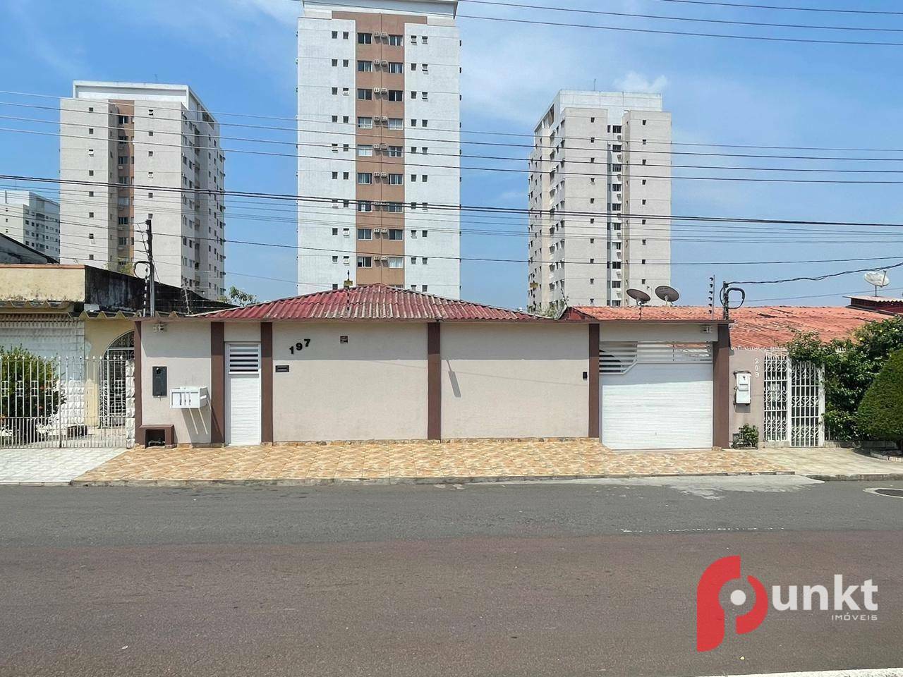 Casa à venda com 3 quartos, 253m² - Foto 1