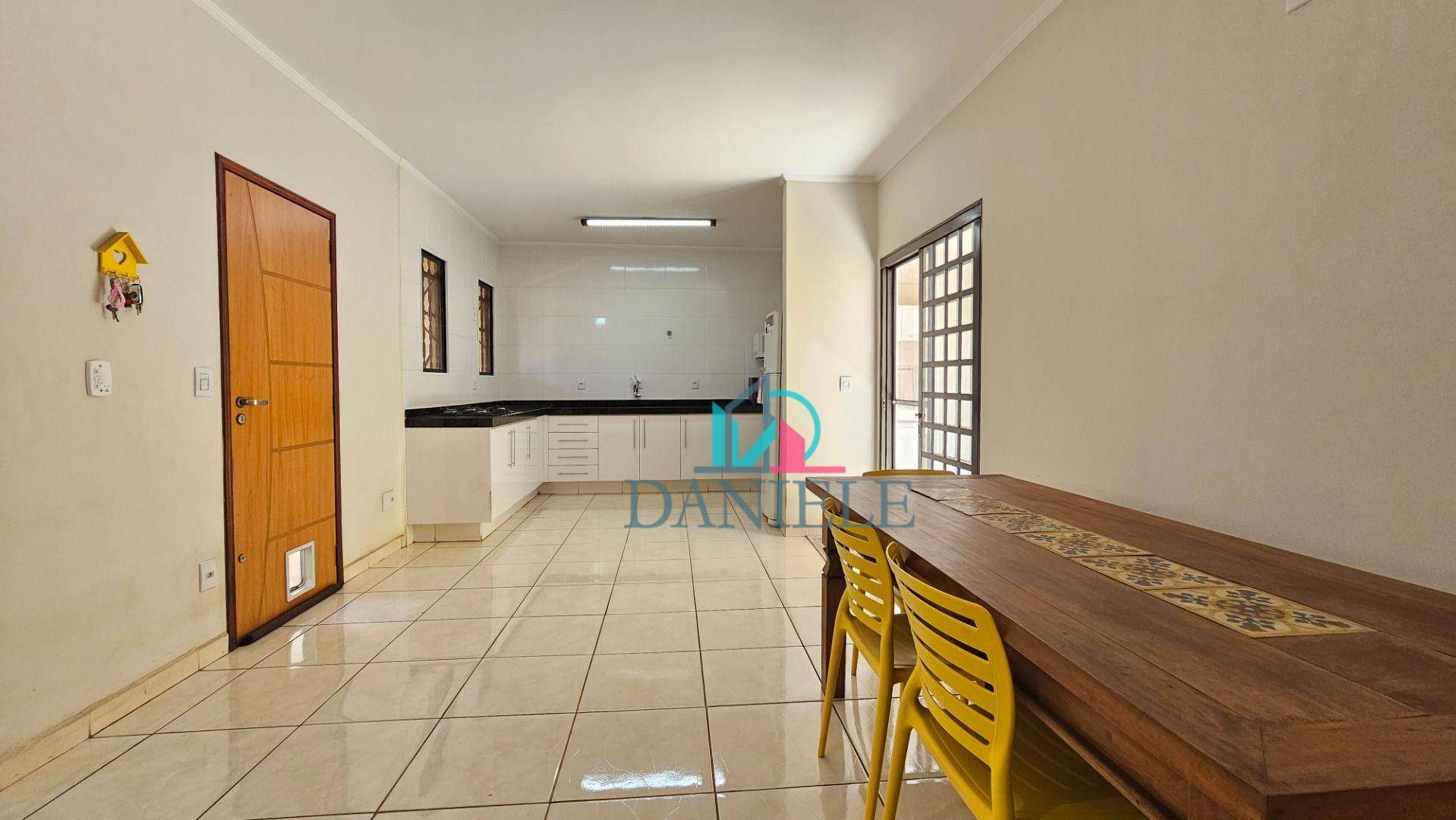 Casa à venda com 2 quartos, 105m² - Foto 2