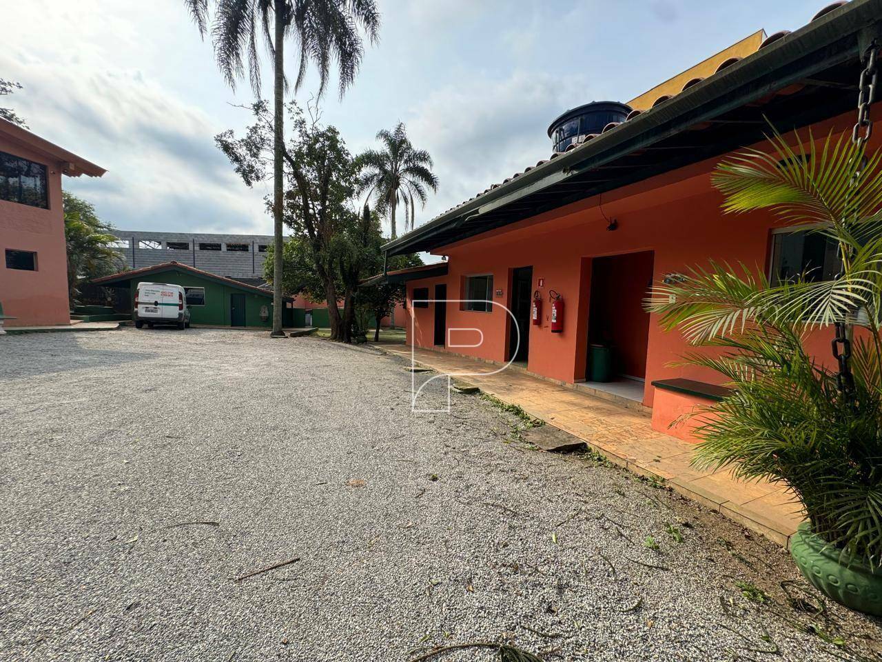 Casa à venda com 8 quartos, 698m² - Foto 2