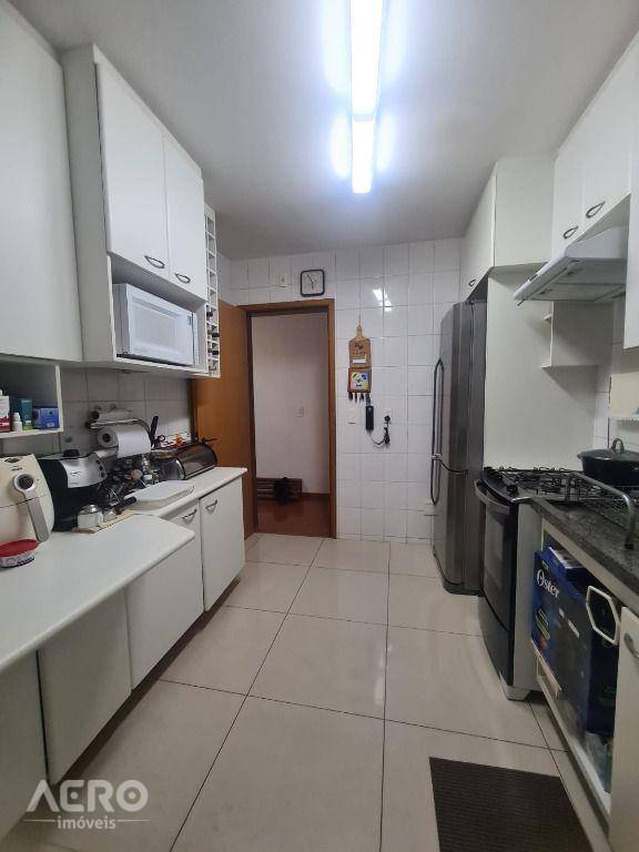 Apartamento à venda com 3 quartos, 130m² - Foto 3