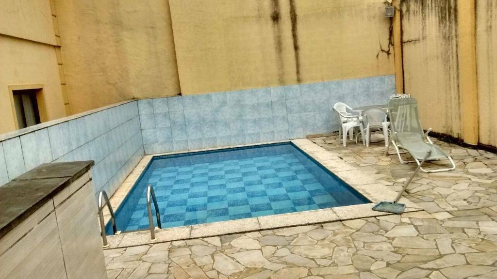 Sobrado à venda com 3 quartos, 200m² - Foto 1