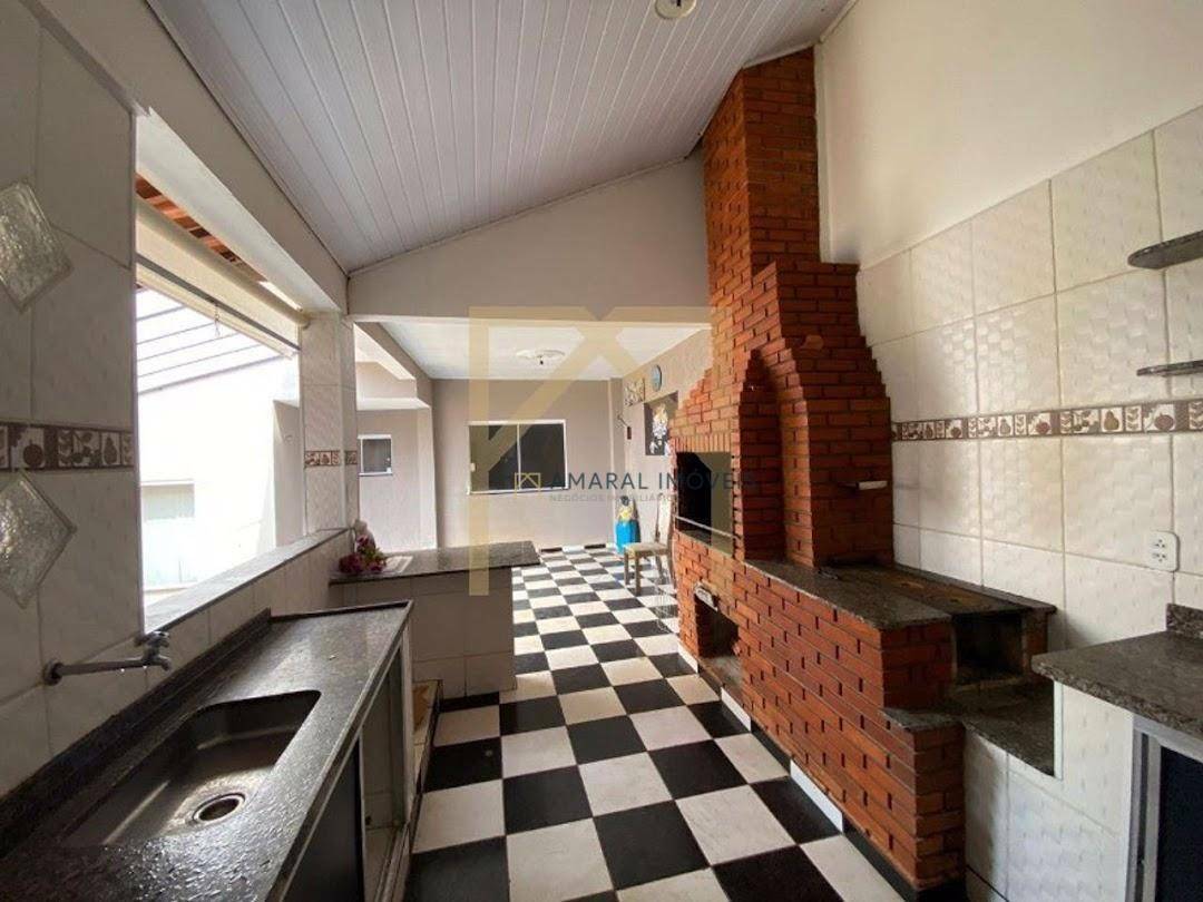 Casa à venda com 4 quartos, 240m² - Foto 4