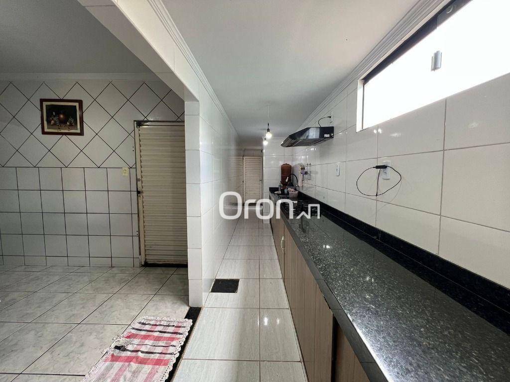 Casa à venda com 6 quartos, 240m² - Foto 7