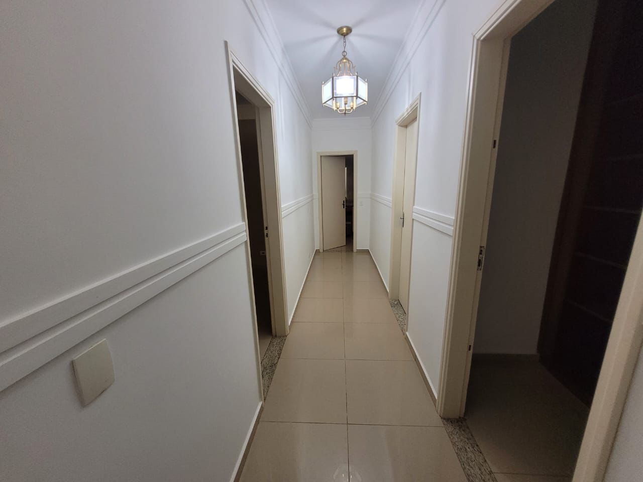 Casa para alugar com 4 quartos, 250m² - Foto 1