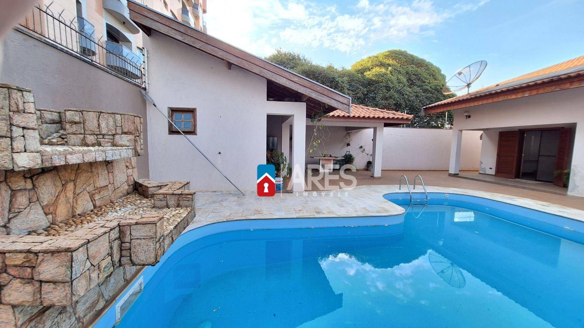 Casa para alugar com 3 quartos, 249m² - Foto 1
