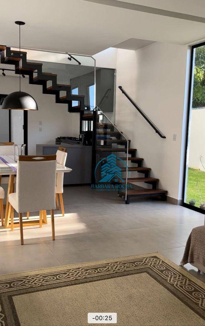 Casa à venda com 3 quartos, 133m² - Foto 1