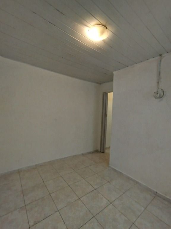 Casa para alugar com 2 quartos, 40m² - Foto 4