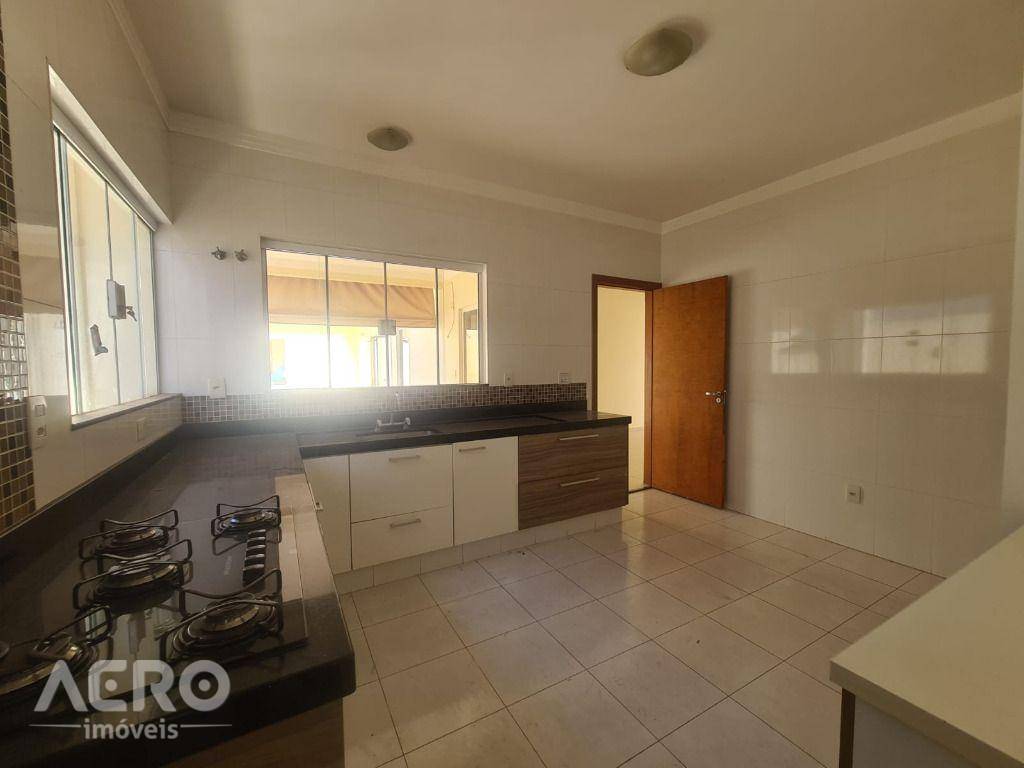 Casa à venda com 3 quartos, 230m² - Foto 3