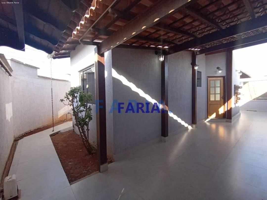 Casa à venda com 2 quartos, 180m² - Foto 2