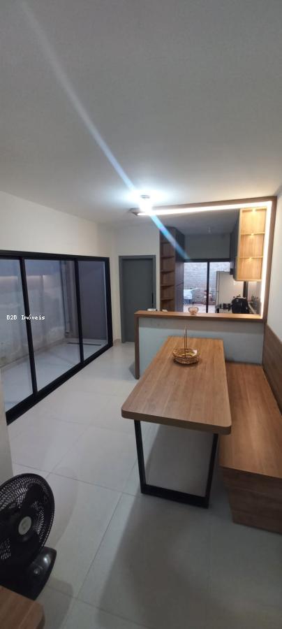 Casa à venda com 2 quartos, 51m² - Foto 4