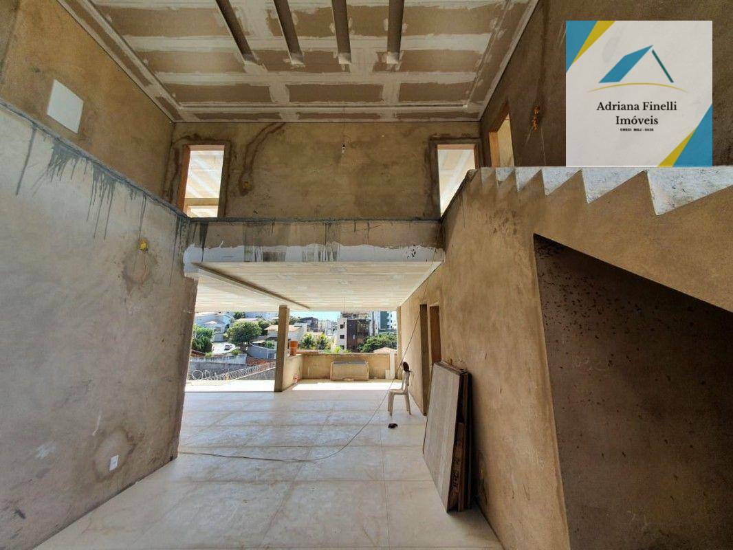 Casa à venda com 4 quartos, 370m² - Foto 1