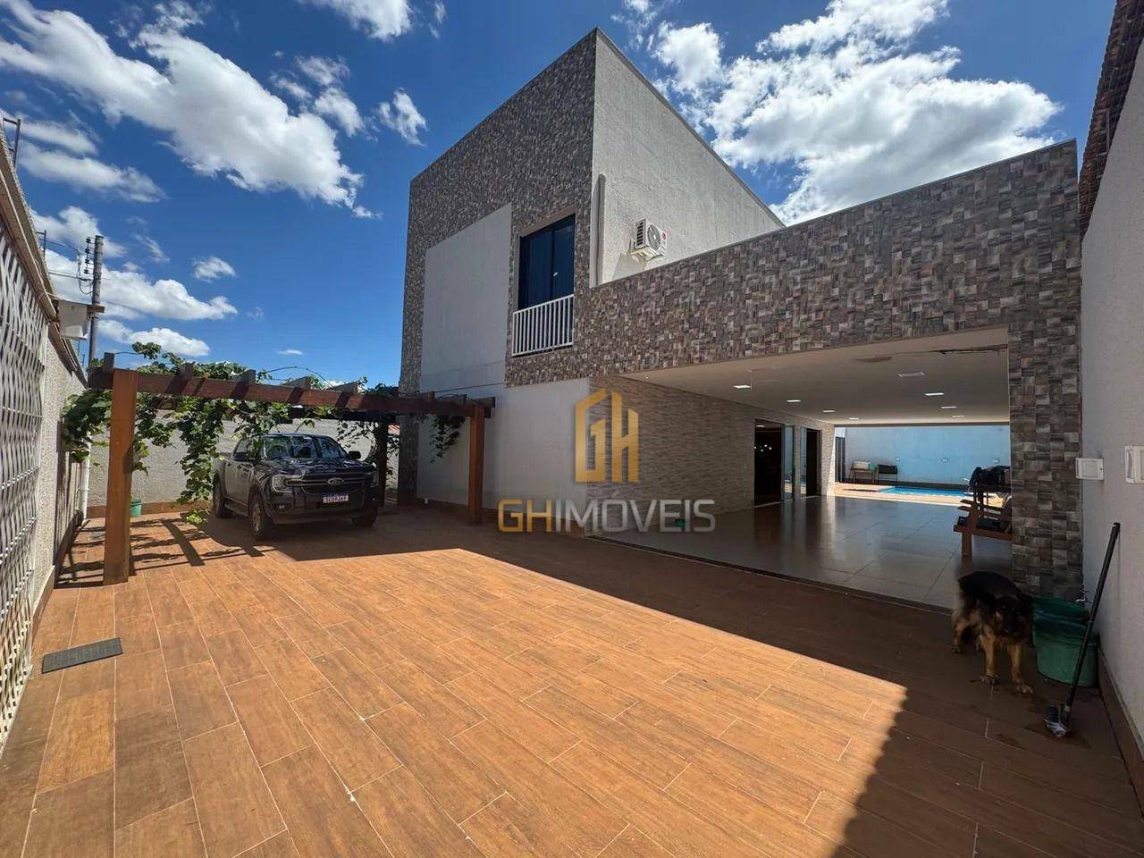 Casa à venda com 4 quartos, 302m² - Foto 1