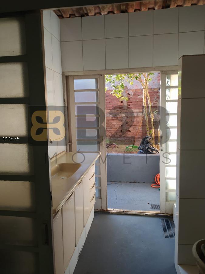 Casa à venda com 2 quartos, 100m² - Foto 2