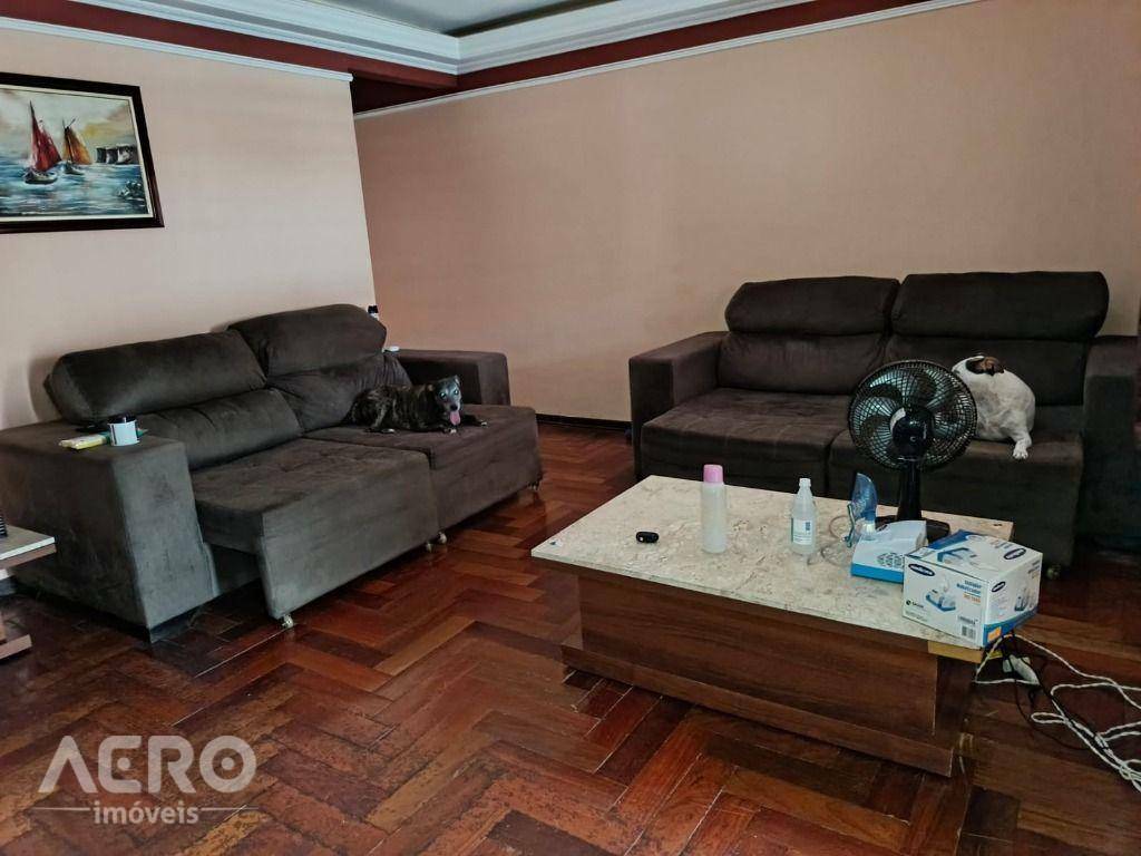 Casa à venda com 4 quartos, 184m² - Foto 1