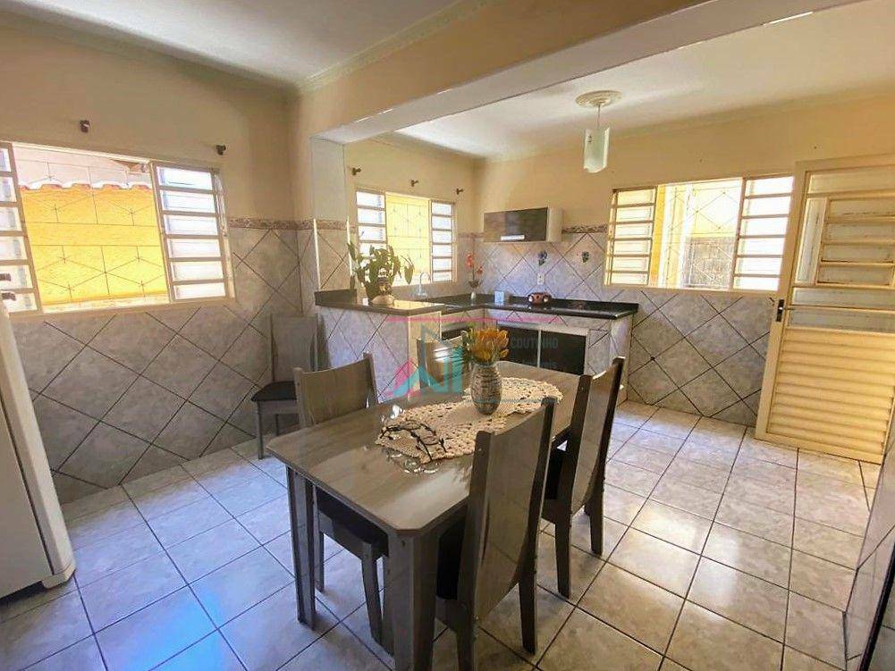 Casa à venda com 4 quartos, 201m² - Foto 13