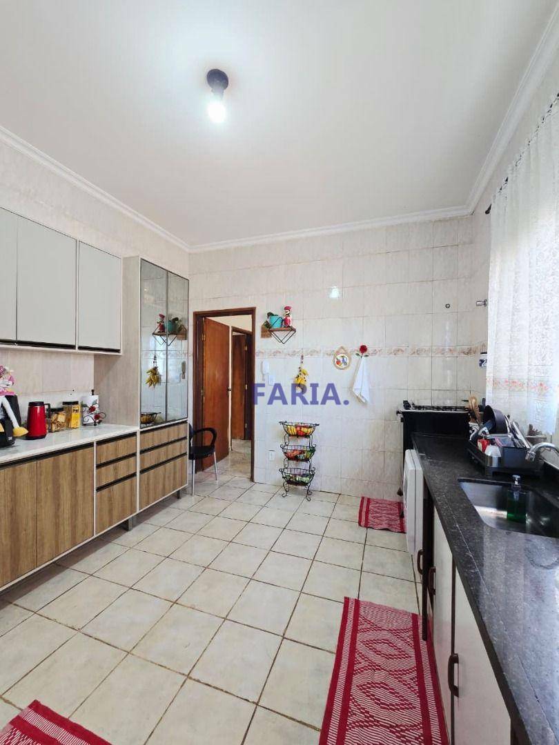 Casa à venda com 6 quartos, 217m² - Foto 13