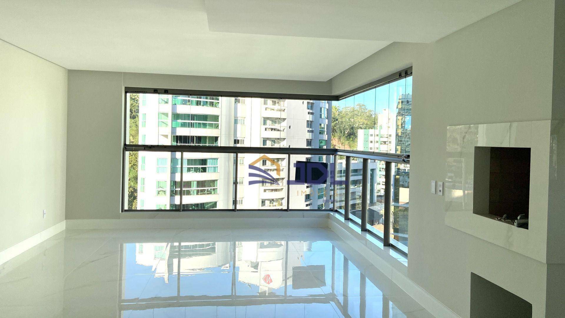 Apartamento à venda com 3 quartos, 137m² - Foto 2