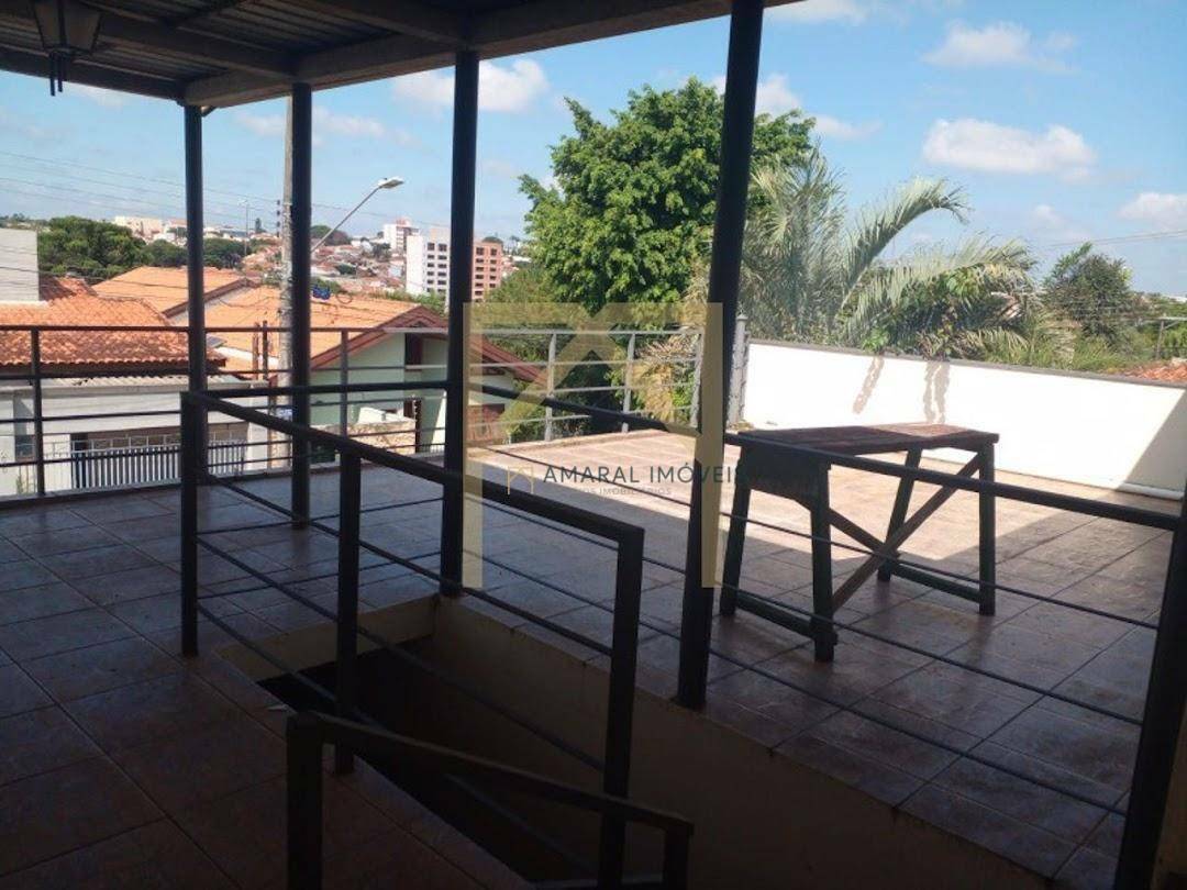 Casa à venda e aluguel com 3 quartos, 200m² - Foto 3