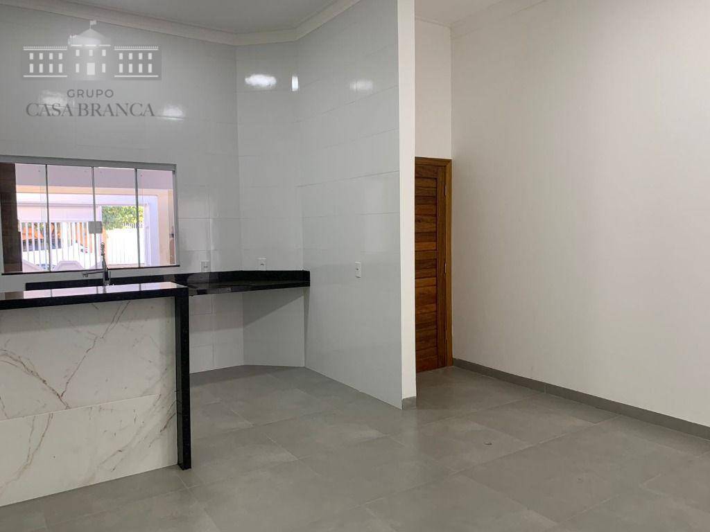 Casa à venda com 3 quartos, 123m² - Foto 1