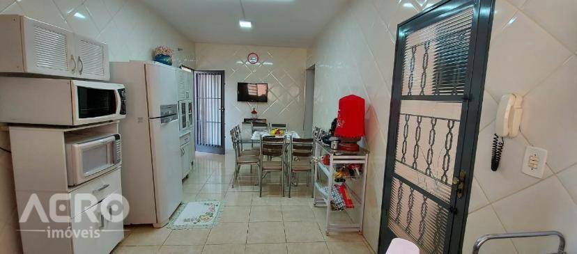 Casa à venda com 3 quartos, 250m² - Foto 3