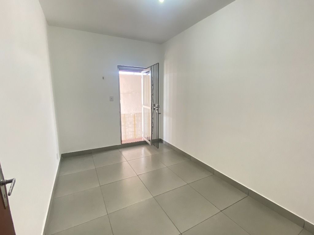 Casa para alugar com 3 quartos, 90m² - Foto 11