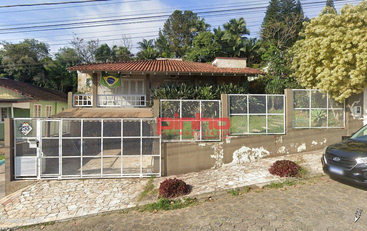 Casa à venda com 3 quartos, 228m² - Foto 1