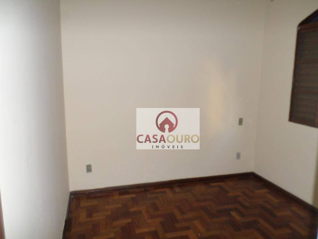 Casa à venda com 6 quartos, 200m² - Foto 18