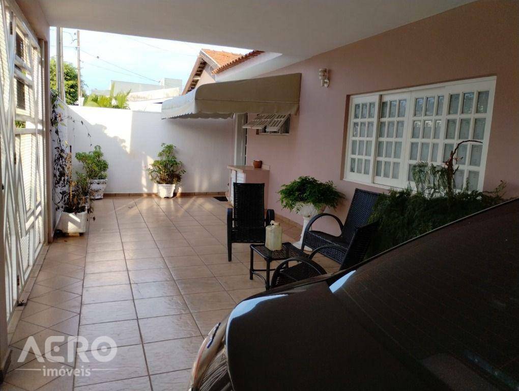 Casa à venda com 4 quartos, 213m² - Foto 1